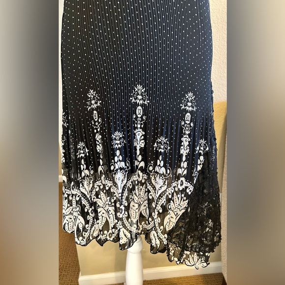 Lindt V-Neck Dress Size: Small - Picture 8 of 9